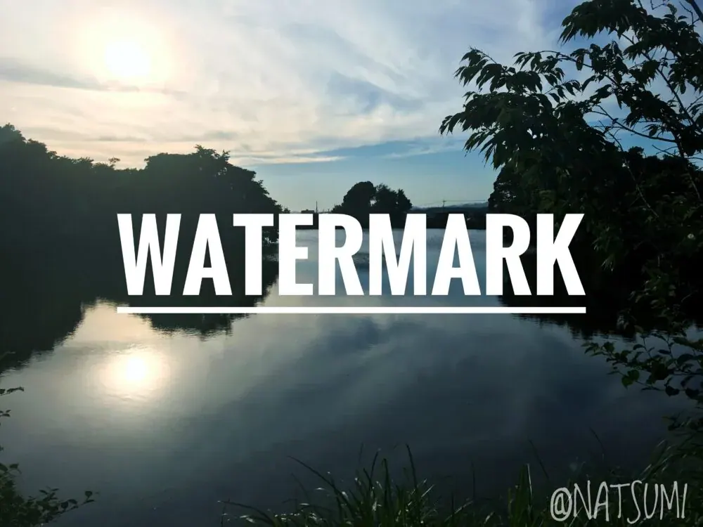 Foto del parque Kyotokuike de la ciudad de Kakegawa con el texto WATERMARK