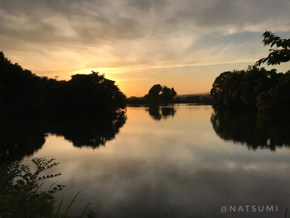 Foto del parque Kyotokuike de la ciudad de Kakegawa con una marca de agua en la esquina inferior derecha